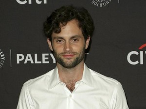 Aktor You Penn Badgley Pernah Krisis Percaya Diri, Ingin Punya Tubuh Berbeda