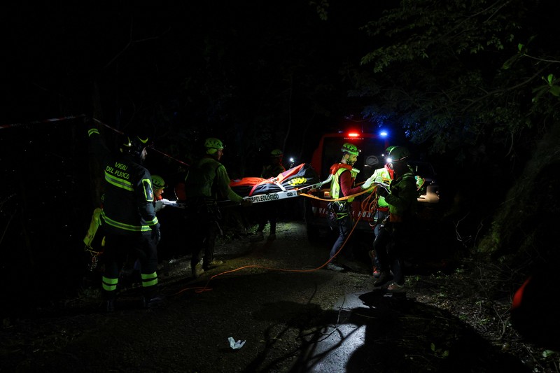 Petugas penyelamat menemukan jenazah di lokasi kecelakaan kereta gantung yang menewaskan empat orang di Monte Faito, dekat Naples, Italia, 17 April 2025. Petugas penyelamat menemukan jenazah di lokasi kecelakaan kereta gantung yang menewaskan empat orang di Monte Faito, dekat Naples, Italia, 17 April 2025. (REUTERS/Stringer)