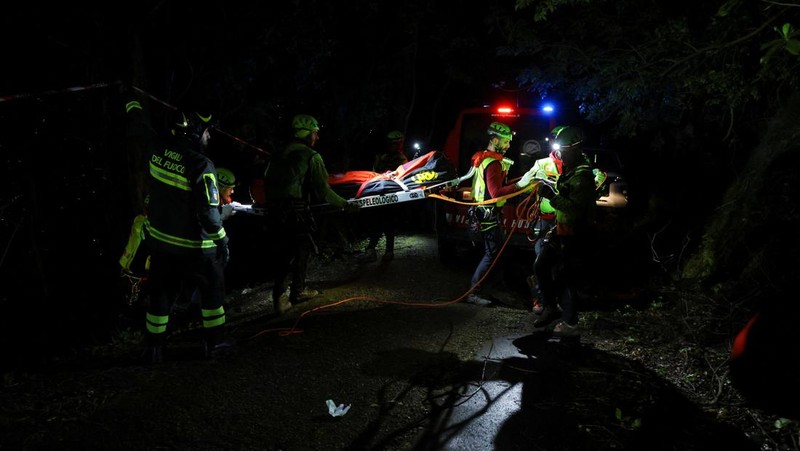 Petugas penyelamat menemukan jenazah di lokasi kecelakaan kereta gantung yang menewaskan empat orang di Monte Faito, dekat Naples, Italia, 17 April 2025. (REUTERS/Stringer)