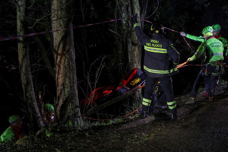 Petugas penyelamat menemukan jenazah di lokasi kecelakaan kereta gantung yang menewaskan empat orang di Monte Faito, dekat Naples, Italia, 17 April 2025. Petugas penyelamat menemukan jenazah di lokasi kecelakaan kereta gantung yang menewaskan empat orang di Monte Faito, dekat Naples, Italia, 17 April 2025. (REUTERS/Stringer)