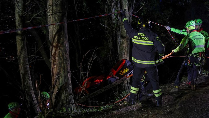Petugas penyelamat menemukan jenazah di lokasi kecelakaan kereta gantung yang menewaskan empat orang di Monte Faito, dekat Naples, Italia, 17 April 2025. (REUTERS/Stringer)