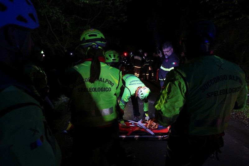 Petugas penyelamat menemukan jenazah di lokasi kecelakaan kereta gantung yang menewaskan empat orang di Monte Faito, dekat Naples, Italia, 17 April 2025. Petugas penyelamat menemukan jenazah di lokasi kecelakaan kereta gantung yang menewaskan empat orang di Monte Faito, dekat Naples, Italia, 17 April 2025. (REUTERS/Stringer)