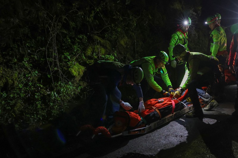 Petugas penyelamat menemukan jenazah di lokasi kecelakaan kereta gantung yang menewaskan empat orang di Monte Faito, dekat Naples, Italia, 17 April 2025. Petugas penyelamat menemukan jenazah di lokasi kecelakaan kereta gantung yang menewaskan empat orang di Monte Faito, dekat Naples, Italia, 17 April 2025. (REUTERS/Stringer)