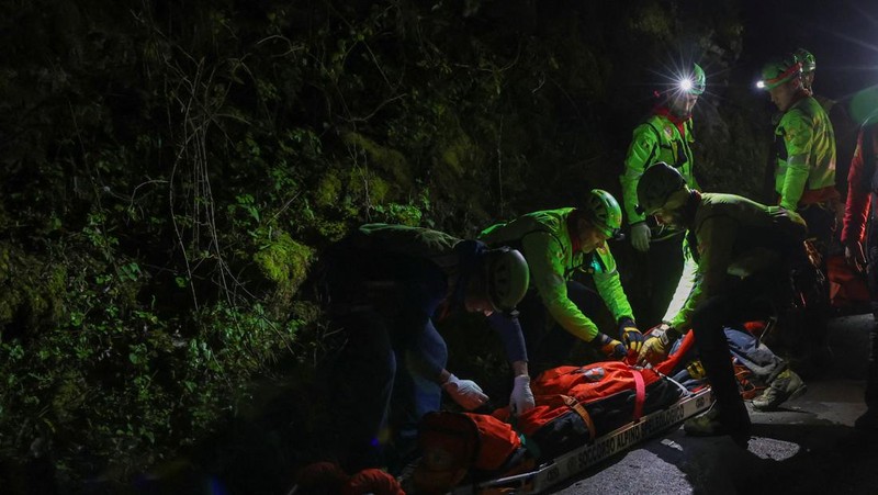 Petugas penyelamat menemukan jenazah di lokasi kecelakaan kereta gantung yang menewaskan empat orang di Monte Faito, dekat Naples, Italia, 17 April 2025. (REUTERS/Stringer)