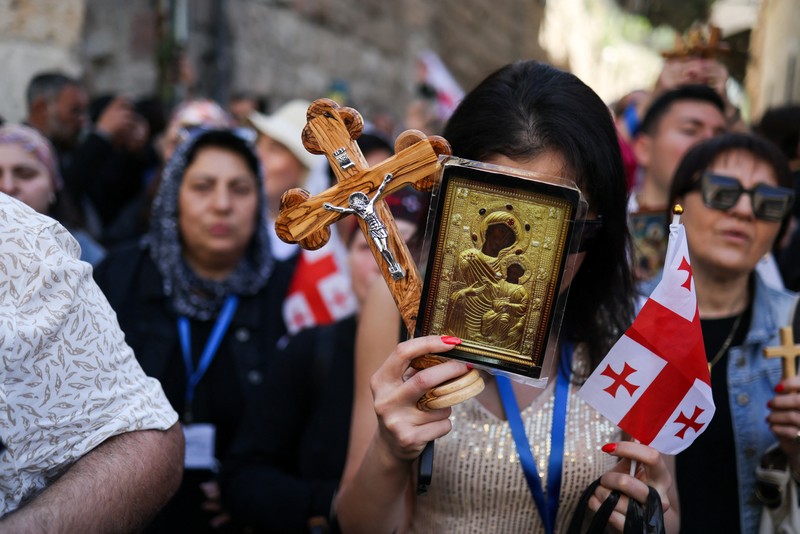 Umat ​​Katolik mengambil bagian dalam peragaan ulang penyaliban Yesus Kristus selama prosesi Jumat Agung, di Gereja Santo Matius Penginjil, di Tangerang Selatan, di pinggiran Jakarta, Indonesia, 18 April 2025. (REUTERS/Willy Kurniawan)