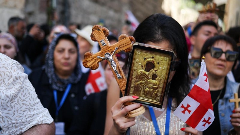 Umat ​​Katolik mengambil bagian dalam peragaan ulang penyaliban Yesus Kristus selama prosesi Jumat Agung, di Gereja Santo Matius Penginjil, di Tangerang Selatan, di pinggiran Jakarta, Indonesia, 18 April 2025. (REUTERS/Willy Kurniawan)