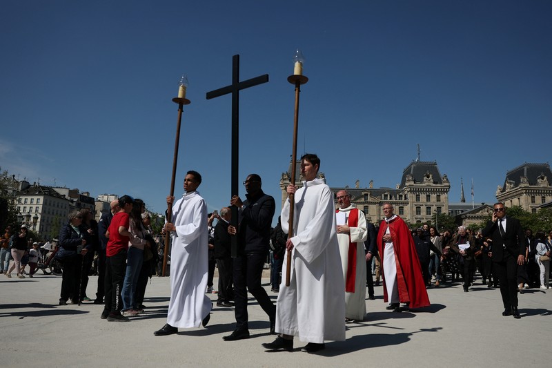Umat ​​Katolik mengambil bagian dalam peragaan ulang penyaliban Yesus Kristus selama prosesi Jumat Agung, di Gereja Santo Matius Penginjil, di Tangerang Selatan, di pinggiran Jakarta, Indonesia, 18 April 2025. (REUTERS/Willy Kurniawan)