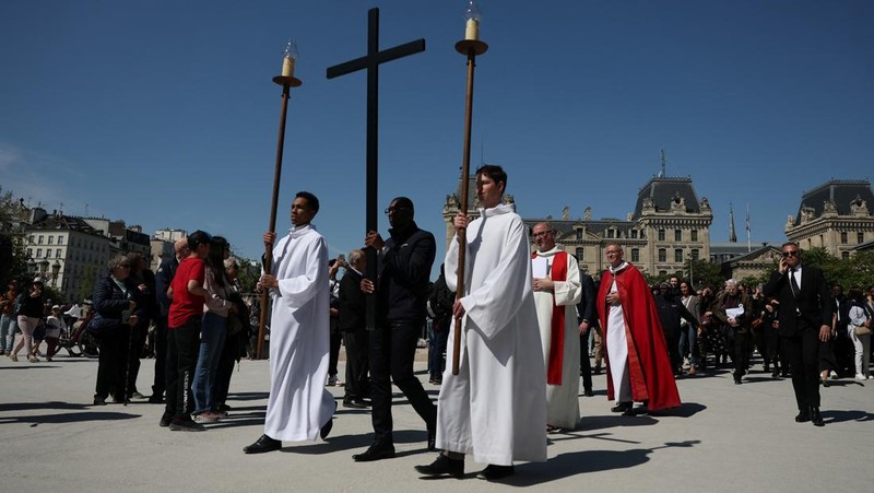 Umat ​​Katolik mengambil bagian dalam peragaan ulang penyaliban Yesus Kristus selama prosesi Jumat Agung, di Gereja Santo Matius Penginjil, di Tangerang Selatan, di pinggiran Jakarta, Indonesia, 18 April 2025. (REUTERS/Willy Kurniawan)