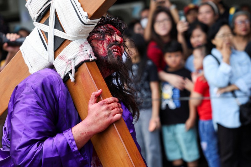 Umat Katolik mengambil bagian dalam peragaan ulang penyaliban Yesus Kristus selama prosesi Jumat Agung, di Gereja Santo Matius Penginjil, di Tangerang Selatan, di pinggiran Jakarta, Indonesia, 18 April 2025. Umat Katolik mengambil bagian dalam peragaan ulang penyaliban Yesus Kristus selama prosesi Jumat Agung, di Gereja Santo Matius Penginjil, di Tangerang Selatan, di pinggiran Jakarta, Indonesia, 18 April 2025. (REUTERS/Willy Kurniawan)