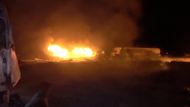 Amerika Serikat kembali melancarkan serangan udara ke Yaman dengan menyasar pelabuhan bahan bakar Ras Isa di wilayah barat pada Kamis (17/4), menewaskan sedikitnya 38 orang dan melukai 102 lainnya. (Tangkapan Layar Video Reuters/AL-MASIRAH TV)