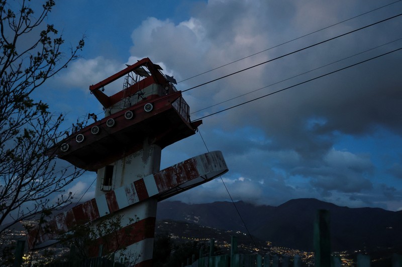 Petugas penyelamat menemukan jenazah di lokasi kecelakaan kereta gantung yang menewaskan empat orang di Monte Faito, dekat Naples, Italia, 17 April 2025. Petugas penyelamat menemukan jenazah di lokasi kecelakaan kereta gantung yang menewaskan empat orang di Monte Faito, dekat Naples, Italia, 17 April 2025. (REUTERS/Stringer)