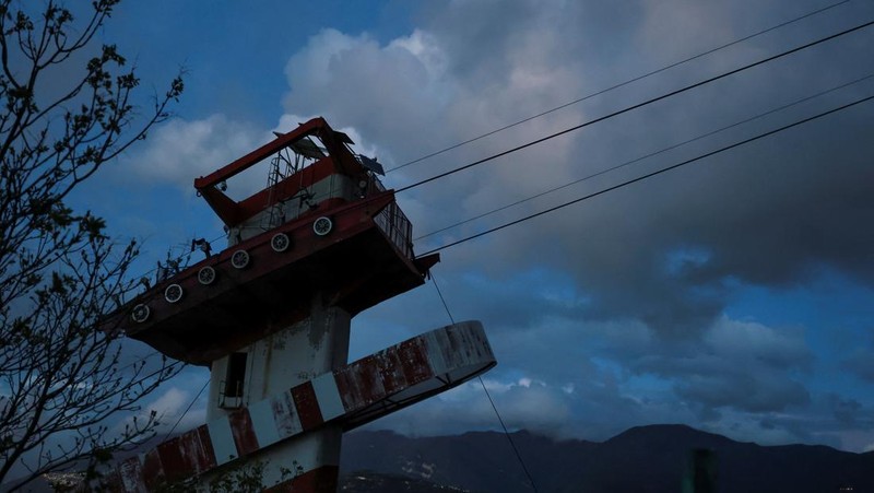 Petugas penyelamat menemukan jenazah di lokasi kecelakaan kereta gantung yang menewaskan empat orang di Monte Faito, dekat Naples, Italia, 17 April 2025. (REUTERS/Stringer)