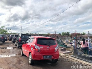 Jumat Agung, TPU Kristen Pal 12 di Palangka Raya Padat Pengunjung