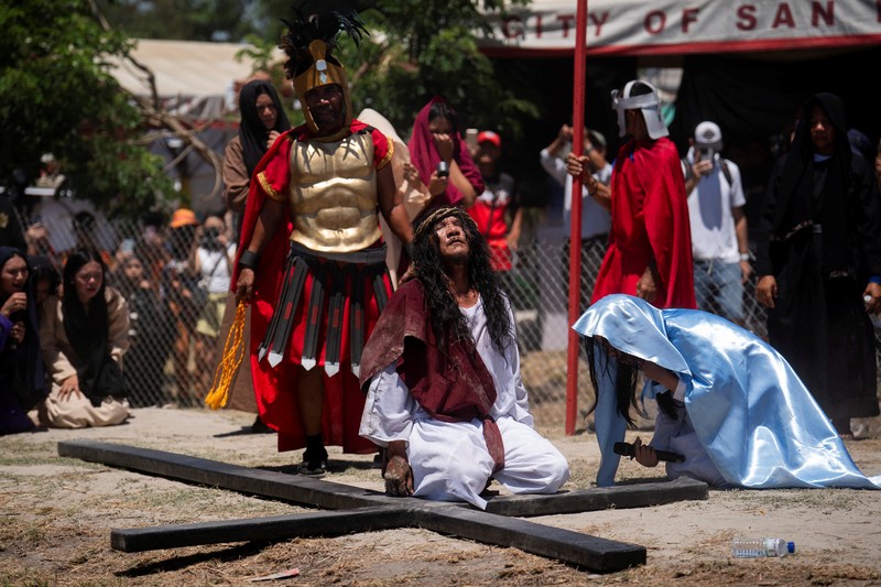 Umat ​​Katolik mengambil bagian dalam peragaan ulang penyaliban Yesus Kristus selama prosesi Jumat Agung, di Gereja Santo Matius Penginjil, di Tangerang Selatan, di pinggiran Jakarta, Indonesia, 18 April 2025. (REUTERS/Willy Kurniawan)