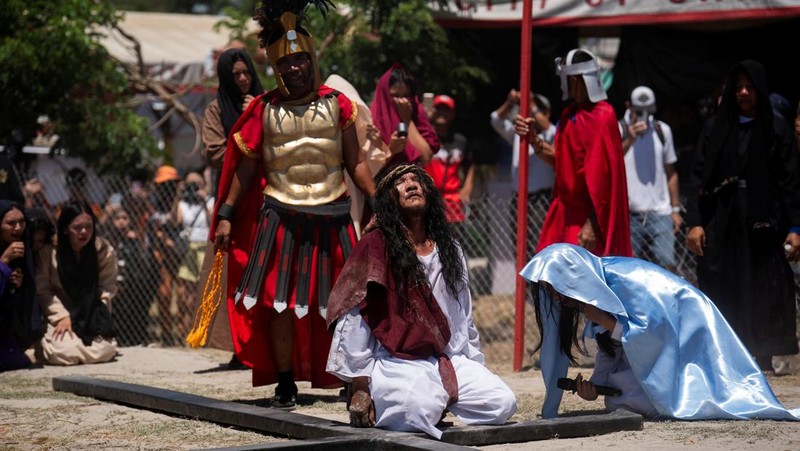 Umat ​​Katolik mengambil bagian dalam peragaan ulang penyaliban Yesus Kristus selama prosesi Jumat Agung, di Gereja Santo Matius Penginjil, di Tangerang Selatan, di pinggiran Jakarta, Indonesia, 18 April 2025. (REUTERS/Willy Kurniawan)