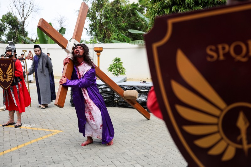 Umat Katolik mengambil bagian dalam peragaan ulang penyaliban Yesus Kristus selama prosesi Jumat Agung, di Gereja Santo Matius Penginjil, di Tangerang Selatan, di pinggiran Jakarta, Indonesia, 18 April 2025. Umat Katolik mengambil bagian dalam peragaan ulang penyaliban Yesus Kristus selama prosesi Jumat Agung, di Gereja Santo Matius Penginjil, di Tangerang Selatan, di pinggiran Jakarta, Indonesia, 18 April 2025. (REUTERS/Willy Kurniawan)
