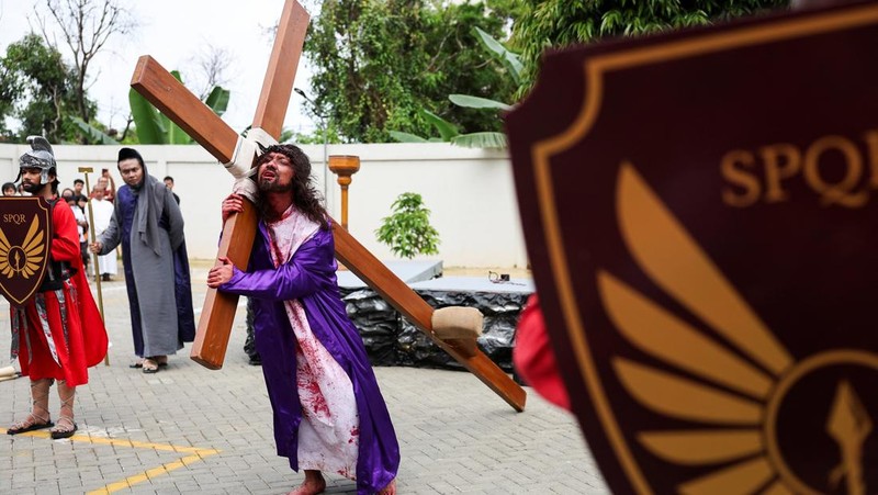 Umat ​​Katolik mengambil bagian dalam peragaan ulang penyaliban Yesus Kristus selama prosesi Jumat Agung, di Gereja Santo Matius Penginjil, di Tangerang Selatan, di pinggiran Jakarta, Indonesia, 18 April 2025. (REUTERS/Willy Kurniawan)