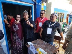 Bupati Tasik, Ade Sugianto Nyoblos di PSU Bareng Keluarga Besar