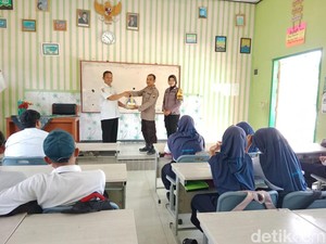 Pak Bhabin Sapa Siswa Sekolah di Bojonegoro Cegah Bullying