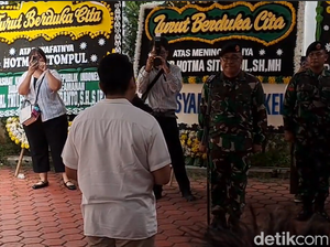 Video: Tutup Peti, Hotma Sitompul Dimakamkan Secara Militer