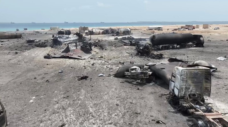 Amerika Serikat kembali melancarkan serangan udara ke Yaman dengan menyasar pelabuhan bahan bakar Ras Isa di wilayah barat pada Kamis (17/4), menewaskan sedikitnya 38 orang dan melukai 102 lainnya. (Tangkapan Layar Video Reuters/AL-MASIRAH TV)