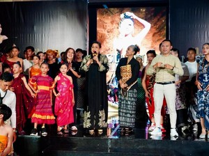 Ketua Dekranasda Putri Koster Buka Fashion Show Swarna Nusantara