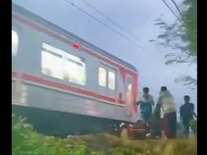 Detik-detik Ngeri KRL Tabrak Mobil Livina di Bogor