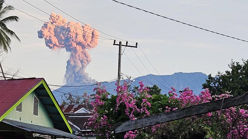 Sejumlah warga mendokumentasikan Gunung Marapi di Sumatera Barat yang kembali mengalami erupsi pada Sabtu (19/4/2025) pagi. (Tangkapan Layar Video Warga)