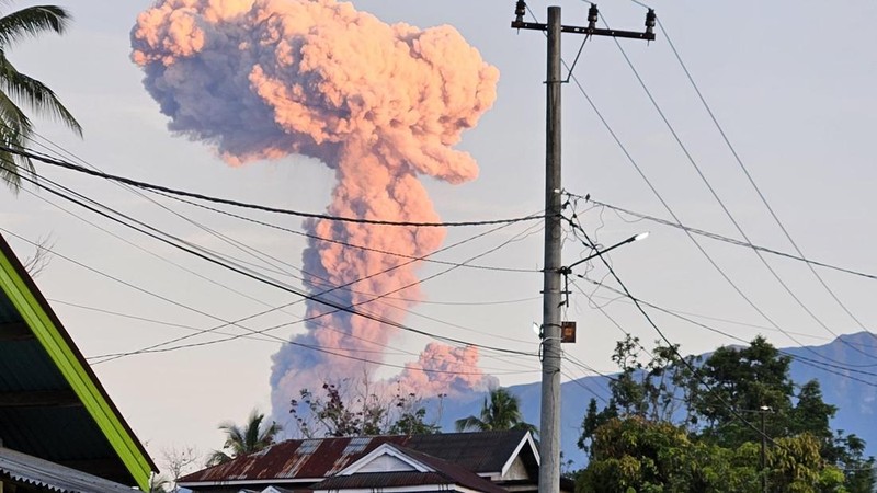 Sejumlah warga mendokumentasikan Gunung Marapi di Sumatera Barat yang kembali mengalami erupsi pada Sabtu (19/4/2025) pagi. (Tangkapan Layar Video Warga)