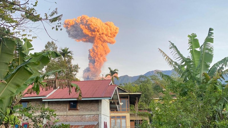 Sejumlah warga mendokumentasikan Gunung Marapi di Sumatera Barat yang kembali mengalami erupsi pada Sabtu (19/4/2025) pagi. (Tangkapan Layar Video Warga)