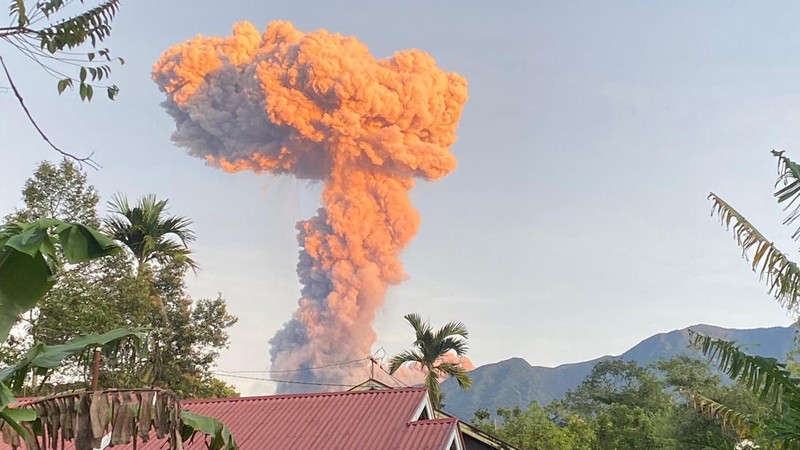 Sejumlah warga mendokumentasikan Gunung Marapi di Sumatera Barat yang kembali mengalami erupsi pada Sabtu (19/4/2025) pagi. (Tangkapan Layar Video Warga)