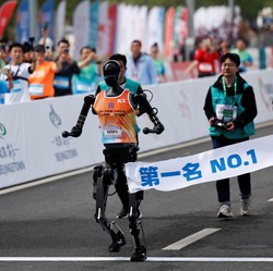 Fenomena Baru Muncul di China, Manusia Lari Dikejar Robot