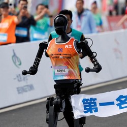 Terobosan Baru China: Robot Ikut Lari Marathon Bareng Manusia!