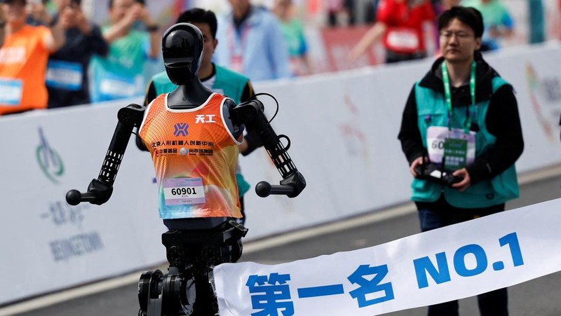 Para teknisi berlari bersama robot humanoid 