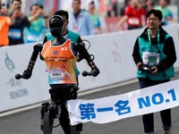 Terobosan Baru China: Robot Ikut Lari Marathon Bareng Manusia!