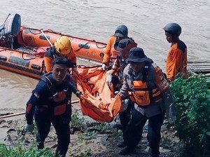 Petaka Mobil Hendak Buang Sampah Terjun ke Sungai Enrekang