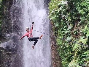 Menikmati Keseruan Canyoneering di Curug Dayang Sumbi Subang