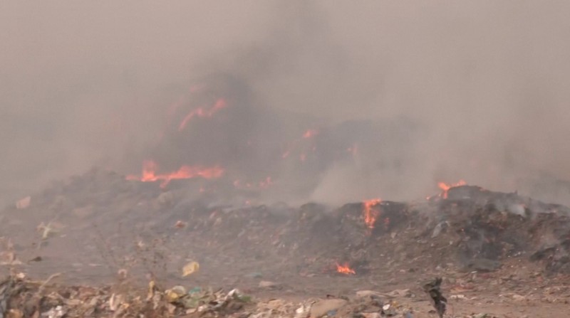 Kebakaran hebat terjadi di tempat pembuangan sampah di kota Nagpur, India bagian barat, pada Sabtu (19/4/2025), memicu kepulan asap tebal dan kekhawatiran akan meluasnya api ke wilayah permukiman sekitar. (Tangkapan Layar Video Reuters/)