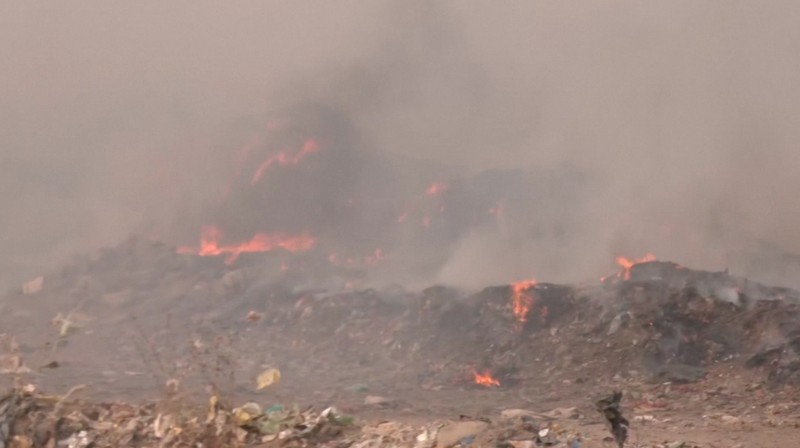 Kebakaran hebat terjadi di tempat pembuangan sampah di kota Nagpur, India bagian barat, pada Sabtu (19/4/2025), memicu kepulan asap tebal dan kekhawatiran akan meluasnya api ke wilayah permukiman sekitar. (Tangkapan Layar Video Reuters/)