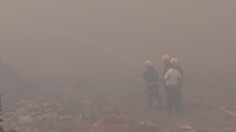 Kebakaran hebat terjadi di tempat pembuangan sampah di kota Nagpur, India bagian barat, pada Sabtu (19/4/2025), memicu kepulan asap tebal dan kekhawatiran akan meluasnya api ke wilayah permukiman sekitar. (Tangkapan Layar Video Reuters/)