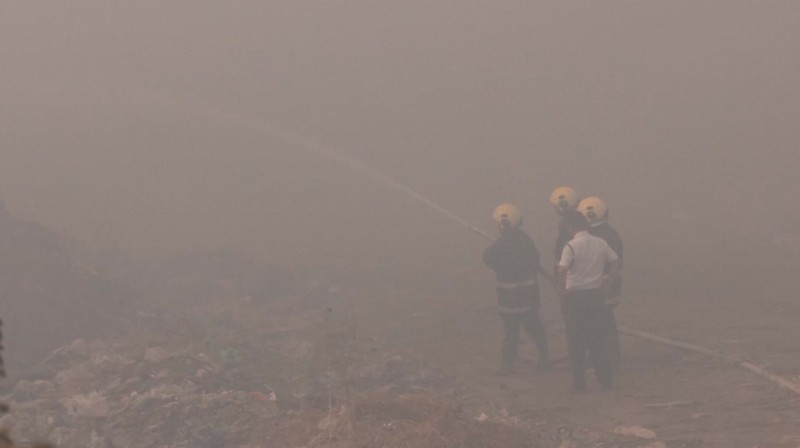 Kebakaran hebat terjadi di tempat pembuangan sampah di kota Nagpur, India bagian barat, pada Sabtu (19/4/2025), memicu kepulan asap tebal dan kekhawatiran akan meluasnya api ke wilayah permukiman sekitar. (Tangkapan Layar Video Reuters/)
