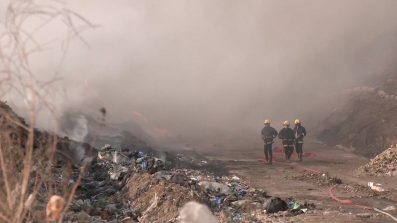 Kebakaran hebat terjadi di tempat pembuangan sampah di kota Nagpur, India bagian barat, pada Sabtu (19/4/2025), memicu kepulan asap tebal dan kekhawatiran akan meluasnya api ke wilayah permukiman sekitar. (Tangkapan Layar Video Reuters/)