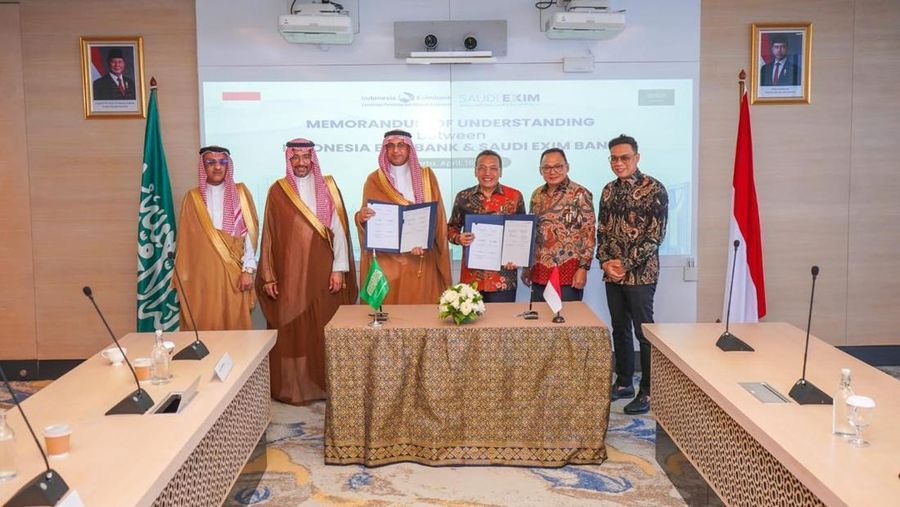 Lembaga Pembiayaan Ekspor Indonesia (LPEI/Indonesia Eximbank) dan Saudi Exim Bank resmi menandatangani Nota Kesepahaman (MoU) yang akan menyediakan kerangka strategis untuk kolaborasi dan membuka peluang bisnis baru bagi para eksportir di kedua negara. (Dok. Lembaga Pembiayaan Ekspor Indonesia)