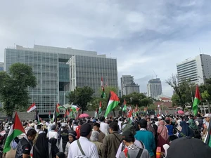Massa Gelar Aksi Bela Palestina di Depan Kedubes AS