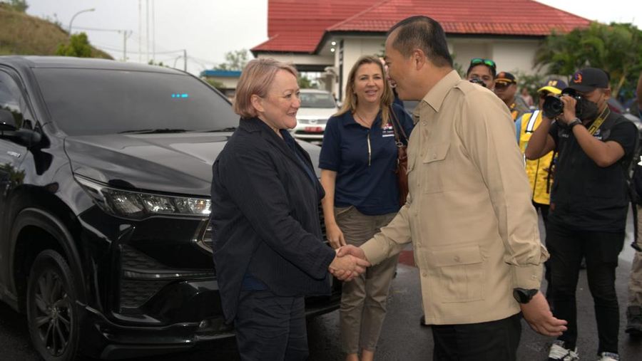 Menteri Inggris Urusan Iklim, Kerry McCarthy bertemu Gubernur Nusa Tenggara Barat, Lalu Muhammad Iqbal di Pandanduri, Lombok pada Jumat, (18/4/2025). (Dok. Kedubes Inggris)