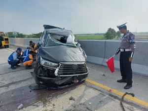Innova Ringsek Tabrak Truk di Tol Ngawi, 2 Orang Luka