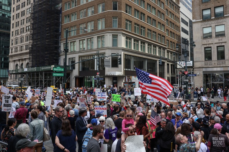 Orang-orang ikut serta dalam protes “Lindungi Migran, Lindungi Planet” di Kota New York, AS, 19 April 2025. Orang-orang ikut serta dalam protes “Lindungi Migran, Lindungi Planet” di Kota New York, AS, 19 April 2025. (REUTERS/Caitlin Ochs)