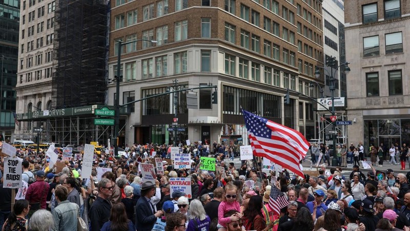 Orang-orang ikut serta dalam protes “Lindungi Migran, Lindungi Planet” di Kota New York, AS, 19 April 2025. (REUTERS/Caitlin Ochs)