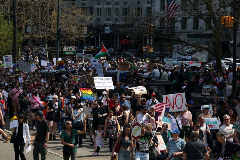 Orang-orang ikut serta dalam protes “Lindungi Migran, Lindungi Planet” di Kota New York, AS, 19 April 2025. (REUTERS/Caitlin Ochs)