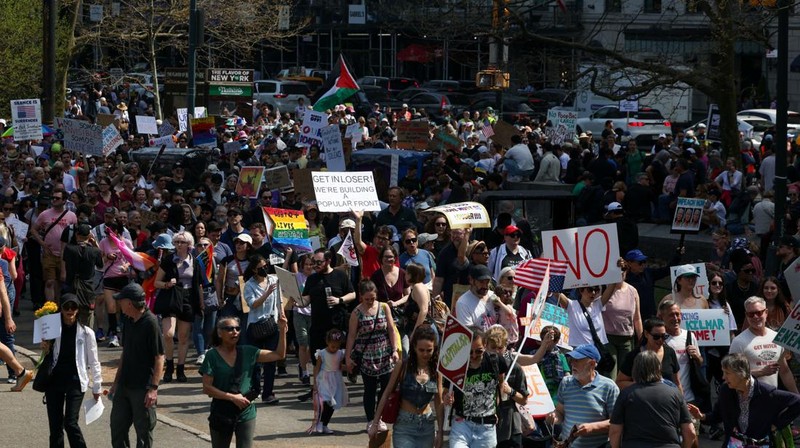 Orang-orang ikut serta dalam protes “Lindungi Migran, Lindungi Planet” di Kota New York, AS, 19 April 2025. (REUTERS/Caitlin Ochs)